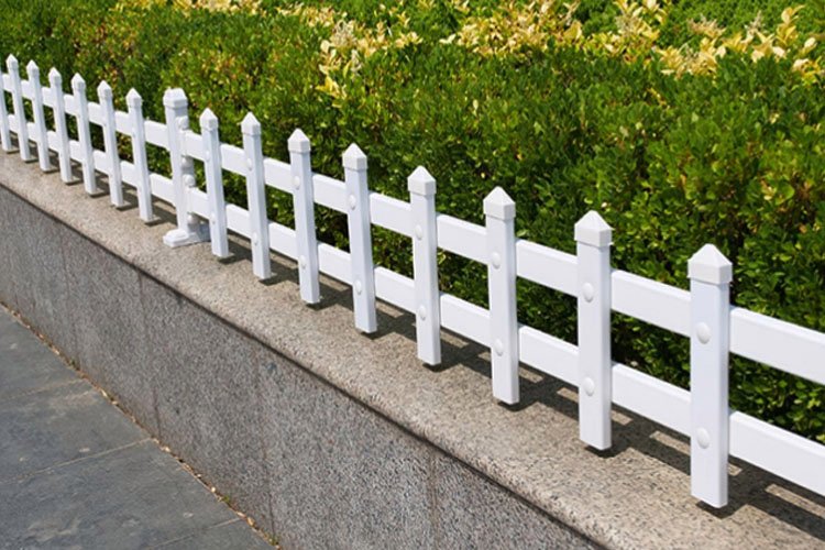 绿色围界之美 聚通缘PVC草坪护栏重塑园林新生态