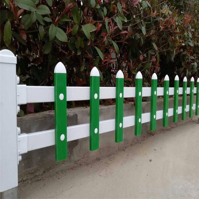 PVC白色草坪护栏 美观耐用的园林装饰与防护选择